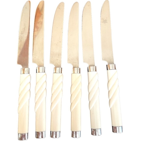 𝅺SET of 6 vintage table knives, stainless steel with white plastic handles - Picture 1 of 3